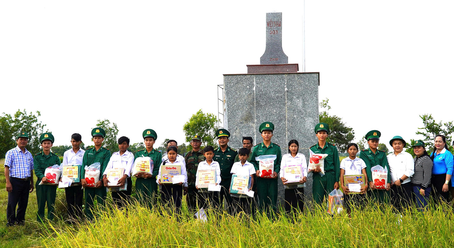 Nghĩa tình xuyên biên giới